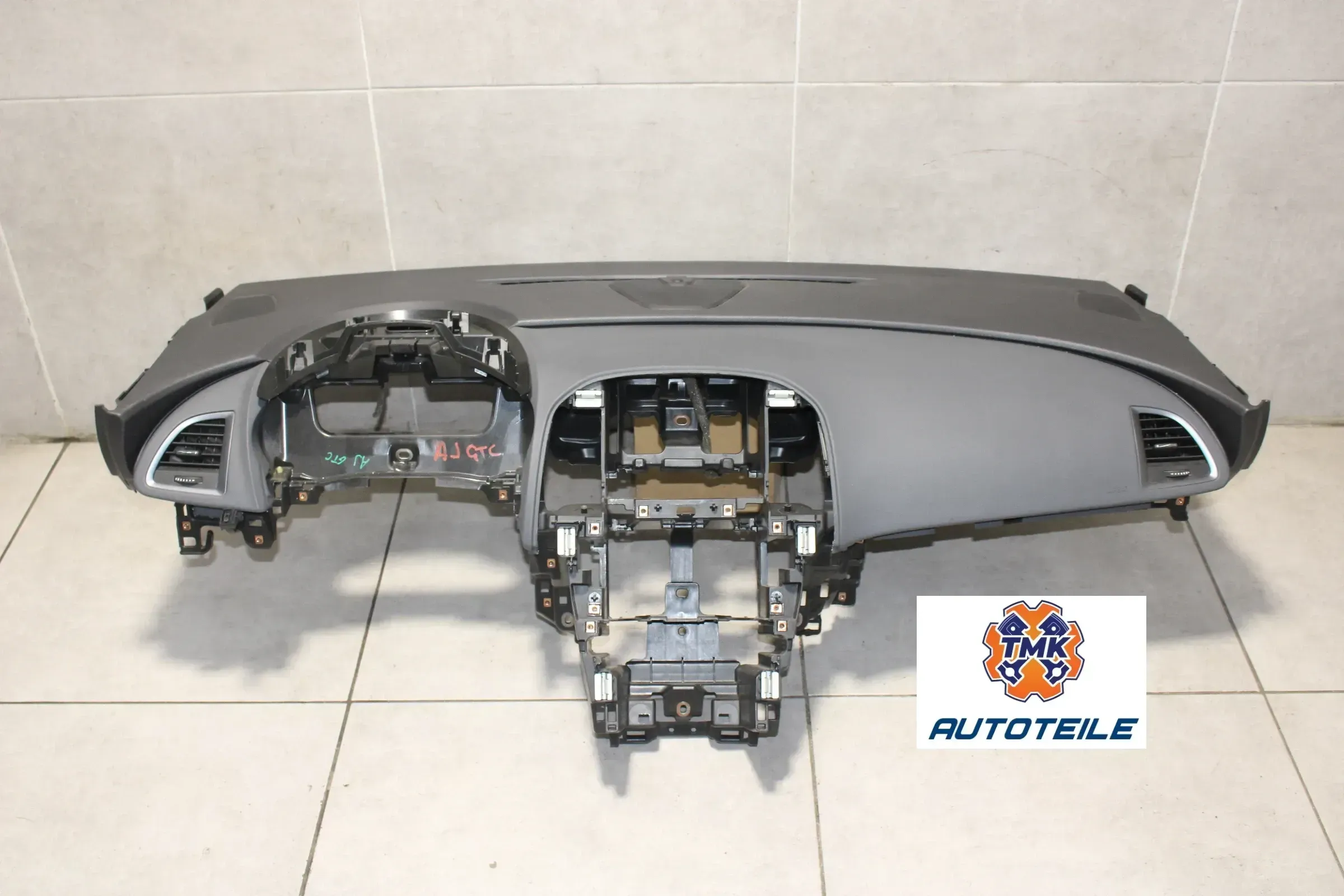 Opel Astra J GTC Armaturenbrett Cockpit - Bild 1