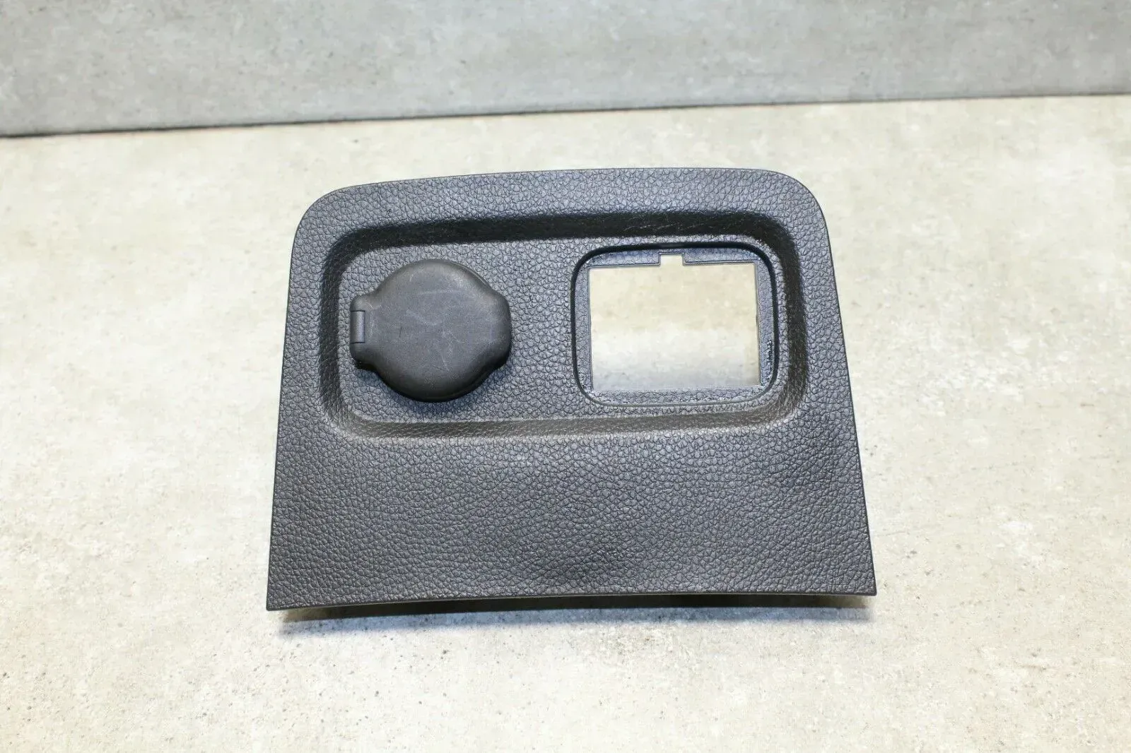 Verkleidung Mittelkonsole Abdeckung Zigarettenanzünder Opel Karl 95381702 - Bild 1
