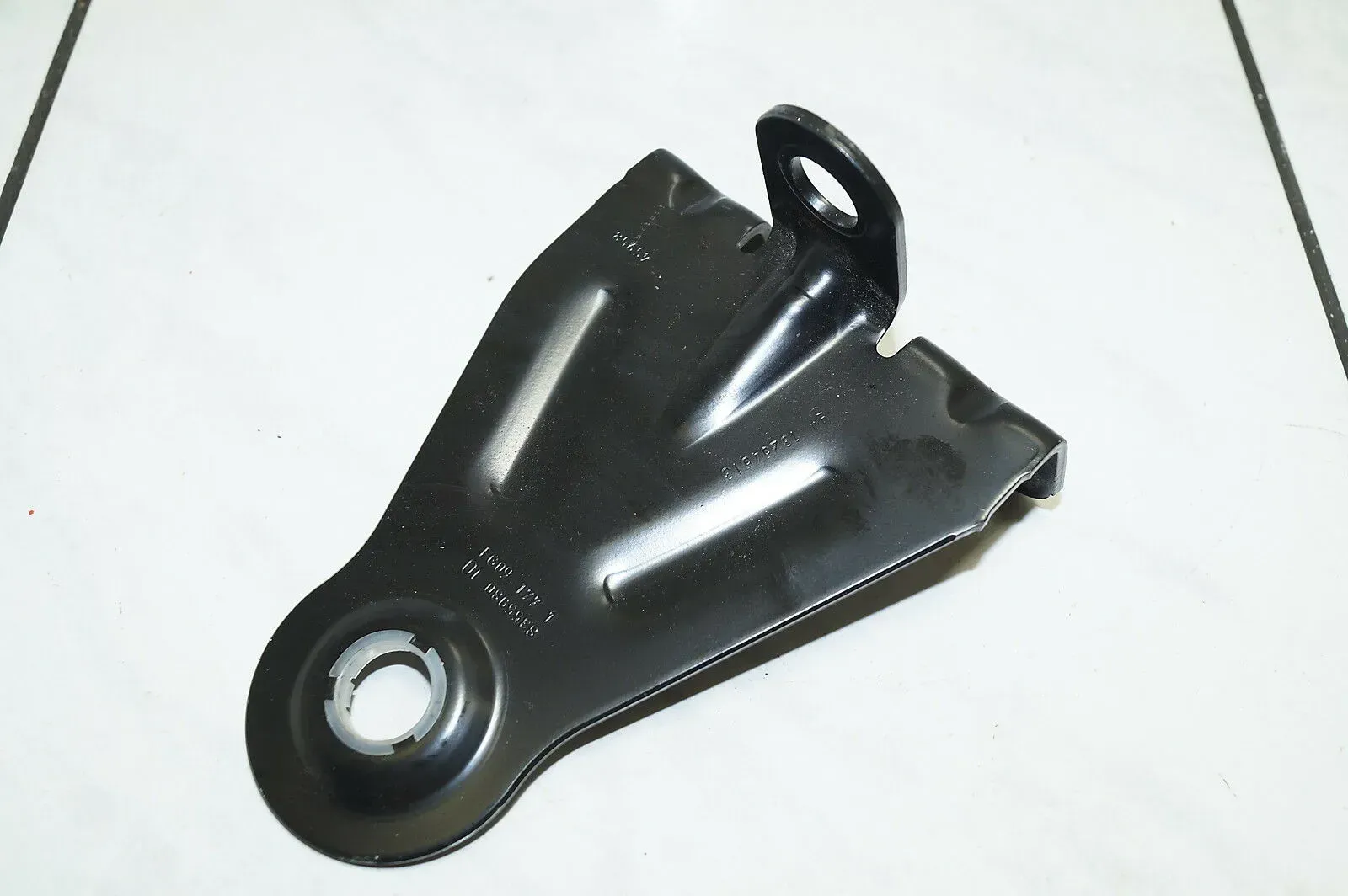 Opel Insignia Klappsitz Scharnier Halterung hinten 13254513 - Bild 1