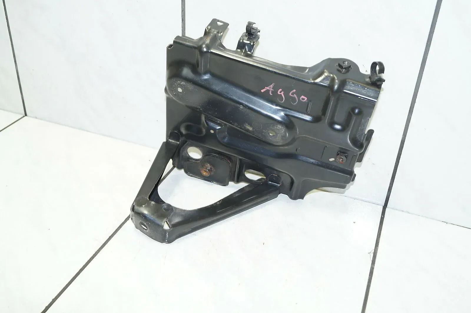 Toyota Aygo 1,0 Batterieablage Batterieboden Ablage Boden Batterie 537711106 - Bild 1