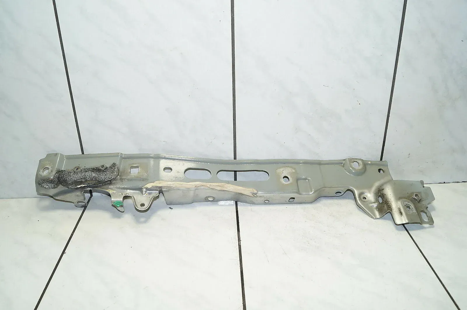 Renault Megane II 2 Verkleidung Halter Kotflügel vorne rechts TED69 Silber - Bild 1