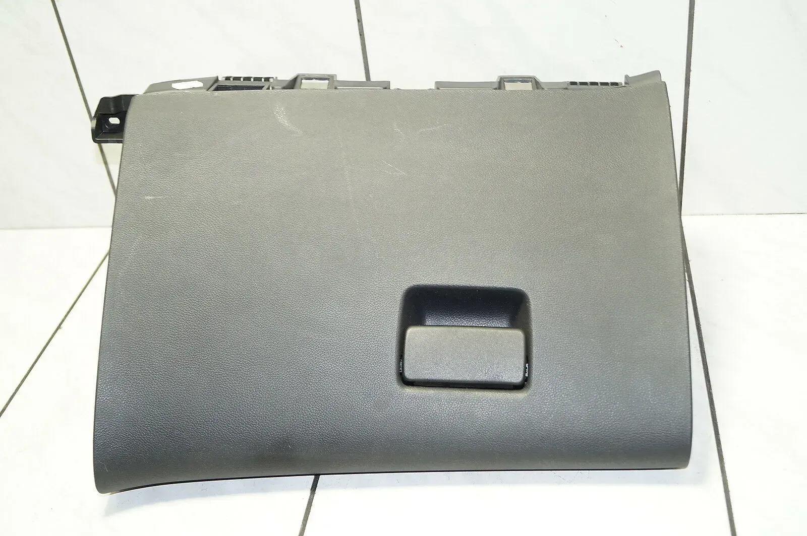 Opel Astra J Handschuhfach Staufach Ablagefach Fach 13262607 - Bild 1