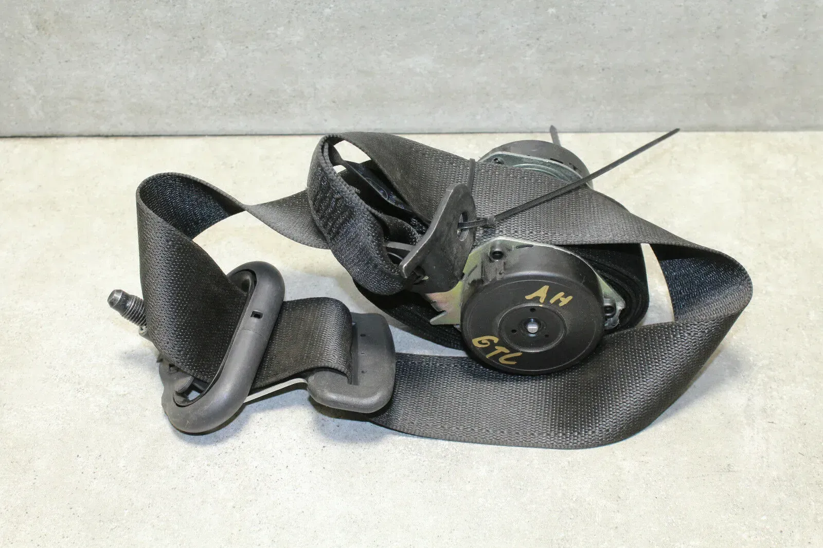 Gurt Sicherheitsgurt Anschnallgurt hinten links Opel Astra H GTC 13242323 - Bild 1