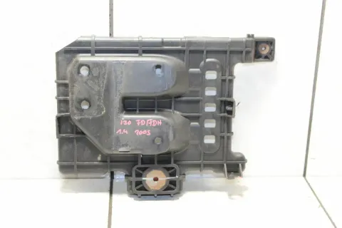 Background image for Hyundai i30 FD FDH Batteriehalter Batterieplatte Halter Batterie 37150 2H100