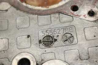 Opel Corsa D Adam Stirndeckel Deckel Ölpumpe 1,2 A12XER A12XEL 55562788 - Bild 5
