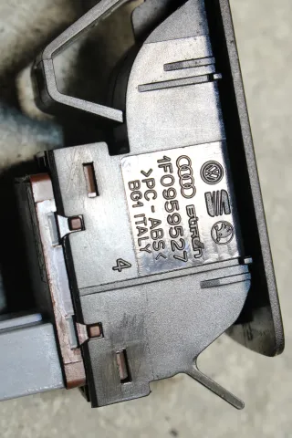 VW Touran 1T3 Schalter Tanköffner Tankdeckelöffner 1F0959527 - Bild 3