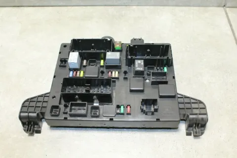 Background image for Sicherungskasten Relaiskasten Sicherungen Relais Opel Astra J 13302301 QQ